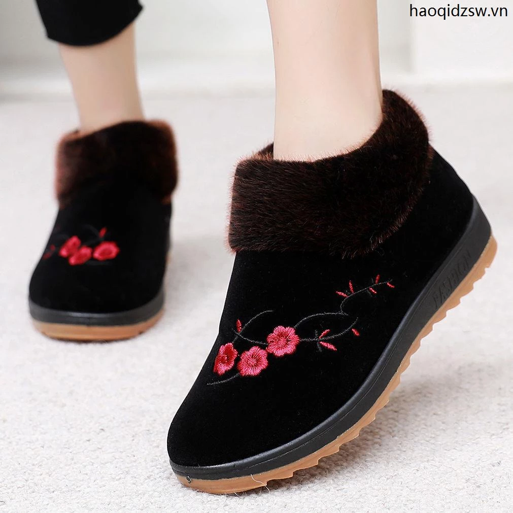 Làm thế nào để chọn giày vải cotton lót lông cừu phù hợp cho mùa đông mà không bị ngứa chân?