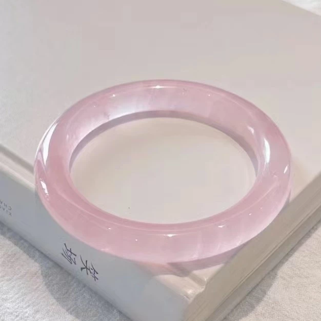 Làm sao để phân biệt vòng tay đá ngọc bích nhân tạo và thật: Lời khuyên từ người dùng thực tế