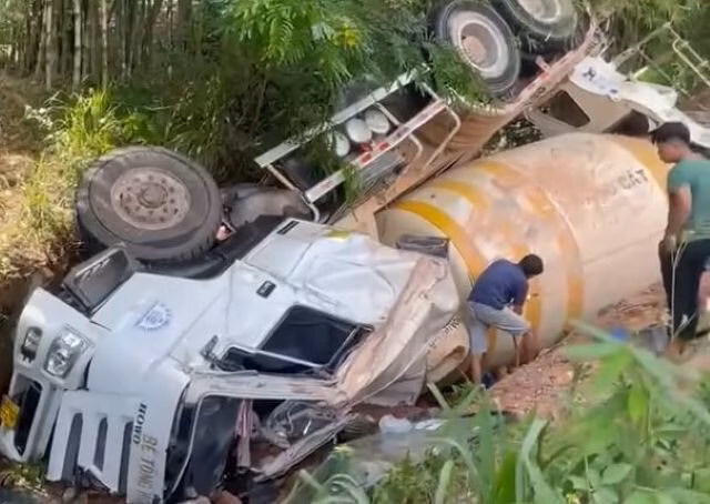 Xe bồn mất lái lao xuống cống thoát nước, tài xế may mắn thoát chết