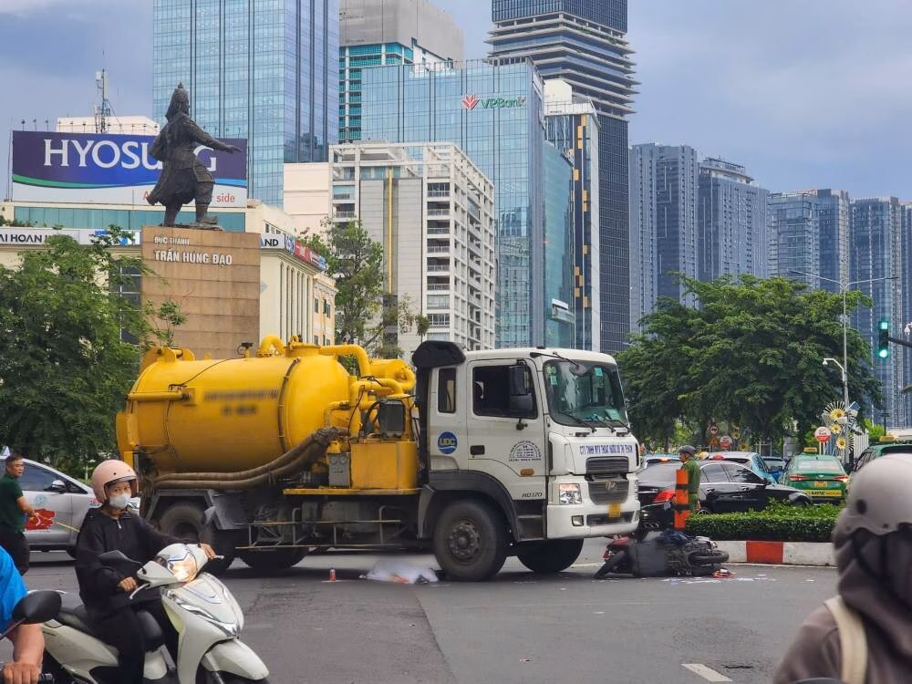 Xe bồn va xe máy tại vòng xoay ở TP HCM, một phụ nữ tử vong