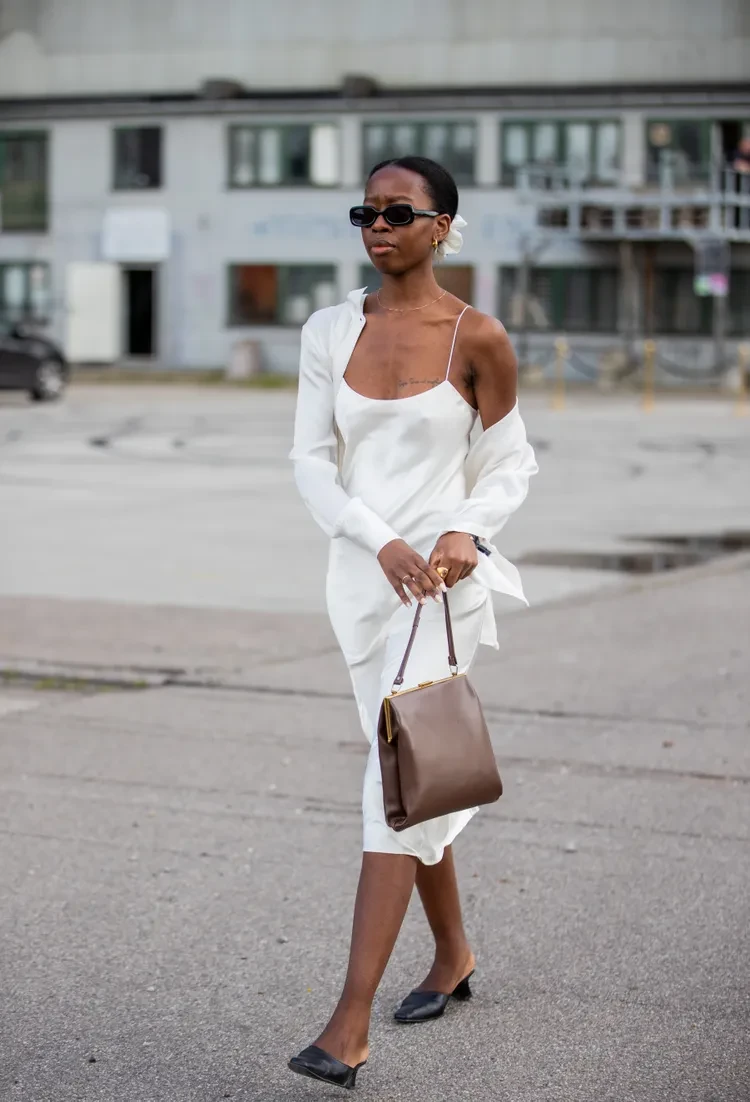 Từng là kiểu váy mặc ở nhà, slip dress (váy ngủ dây mảnh) nay đã trở thành món đồ được ưa chuộng cả khi ra phố. Nhẹ nhàng, nữ tính và gợi cảm, kiểu váy này có thể mặc một mình hoặc kết hợp cùng áo thun ôm, áo sơ mi mỏng hoặc cardigan để tạo phong cách vừa cổ điển, vừa hiện đại.
