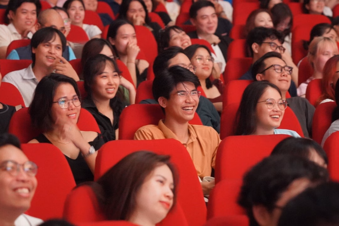 NSND Xuân Bắc (cầm cặp đen), NSƯT Kiều Minh Hiếu (áo trắng) cùng dàn diễn viên trên sân khấu diễn vở "Bệnh sĩ" (Ảnh: Ban tổ chức).