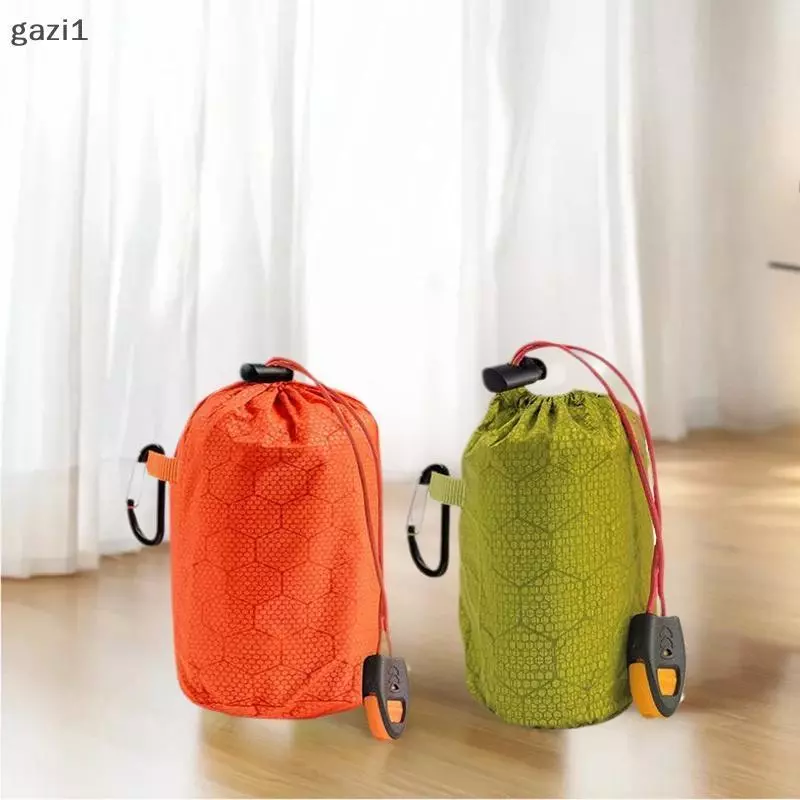 Làm thế nào túi ngủ khẩn cấp chống nước và gió giúp tôi vượt qua đêm cắm trại trong rừng mà không bị ướt và lạnh?