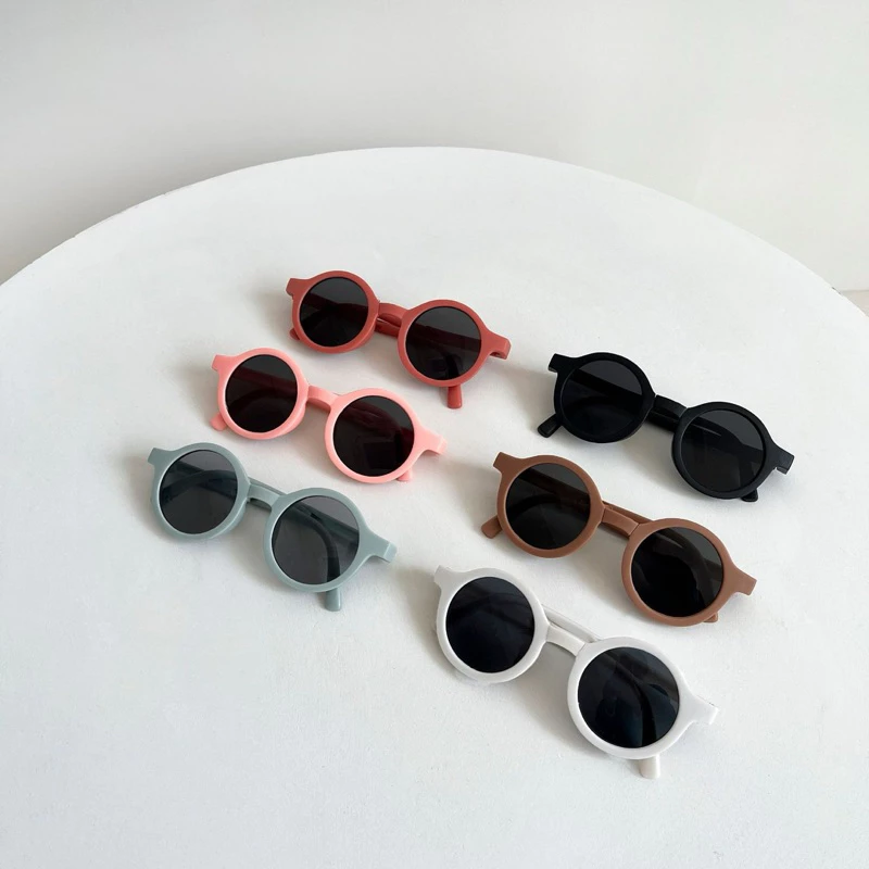 Làm thế nào để chọn kính râm phù hợp và an toàn cho bé dưới 3 tuổi trong mùa hè?