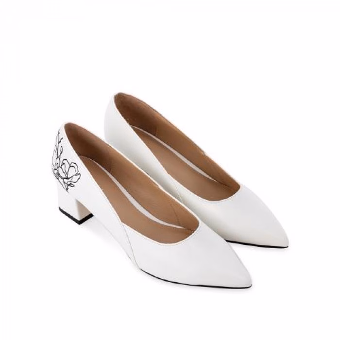 Mặc đẹp với giày cao gót mũi nhọn mà không sợ đau chân với bí quyết này