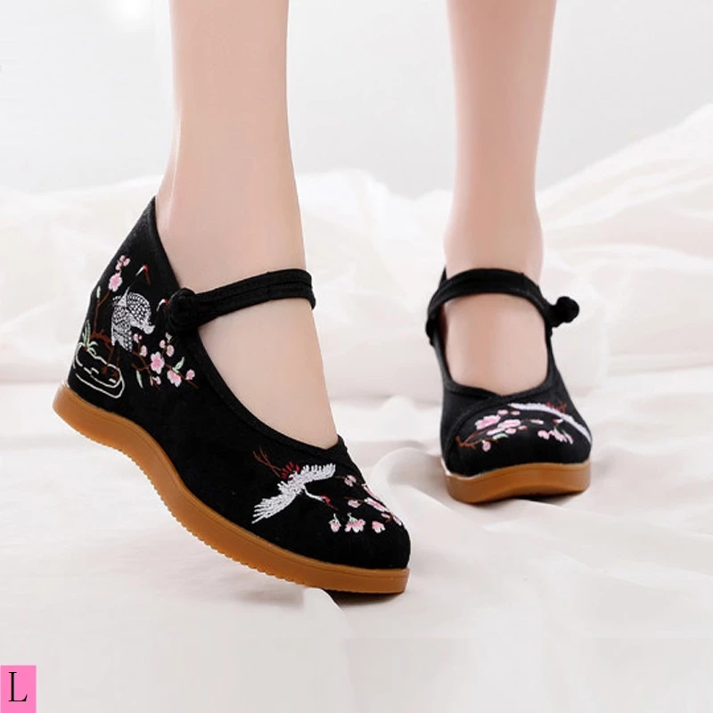 Mẹo Chọn Giày Cao Gót Mũi Vuông Thêu Họa Tiết để Tự Tin Với Phong Cách Riêng