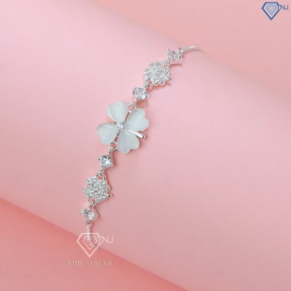 Làm thế nào để chọn lắc tay 4 lá bạc Lopa phù hợp với phong cách và mệnh của bạn?