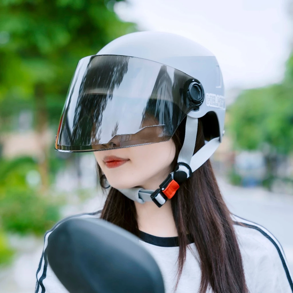 Mũ bảo hiểm xe máy kính dài có thực sự bảo vệ bạn khỏi nắng và tai nạn?