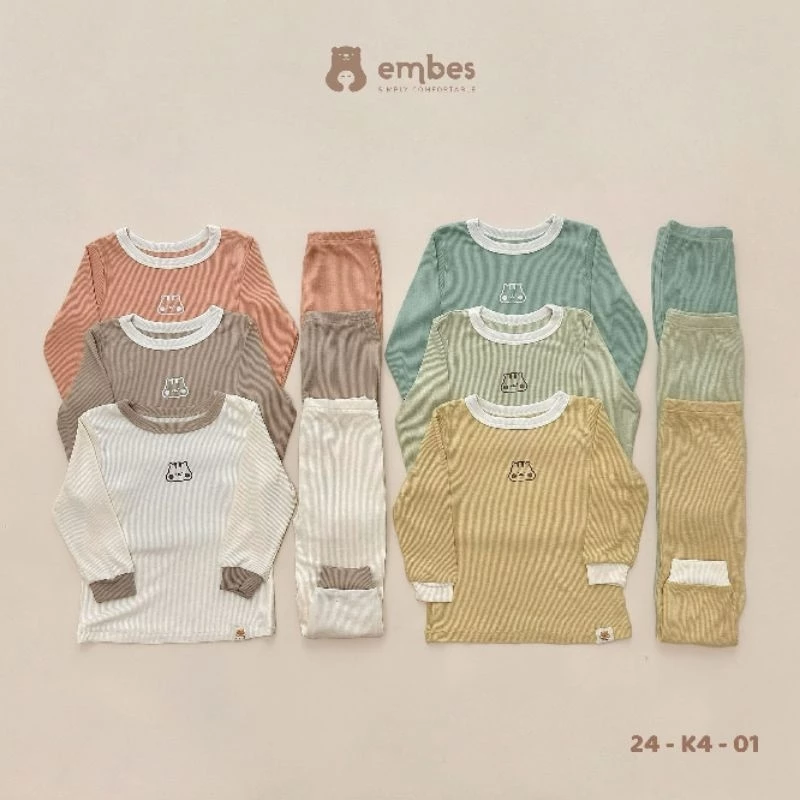 Mặc đồ thu đông cho bé như thế nào để vừa ấm áp vừa tránh bị quá nóng?