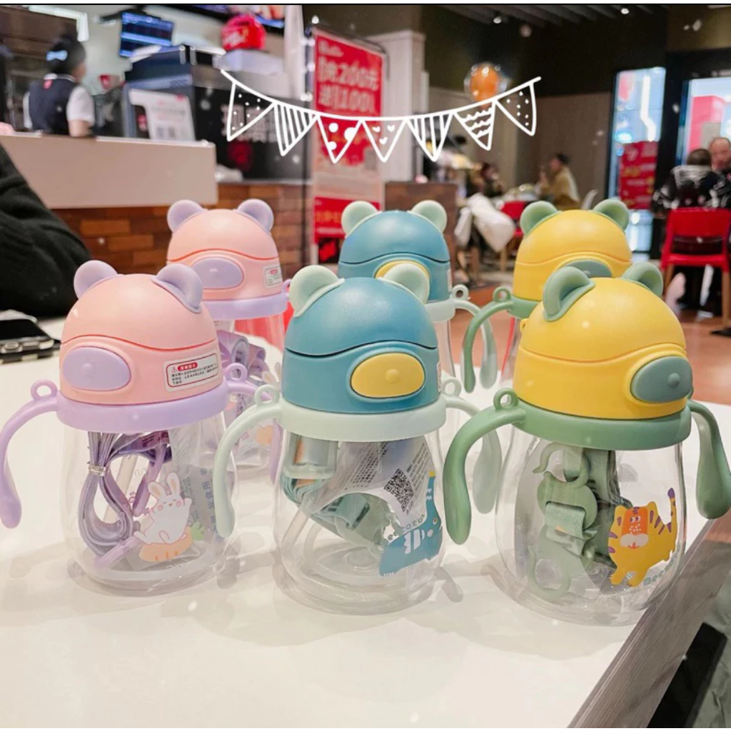 Làm thế nào để chọn bình nước cho bé phù hợp mà không bị sặc nước hay đổ vỡ?