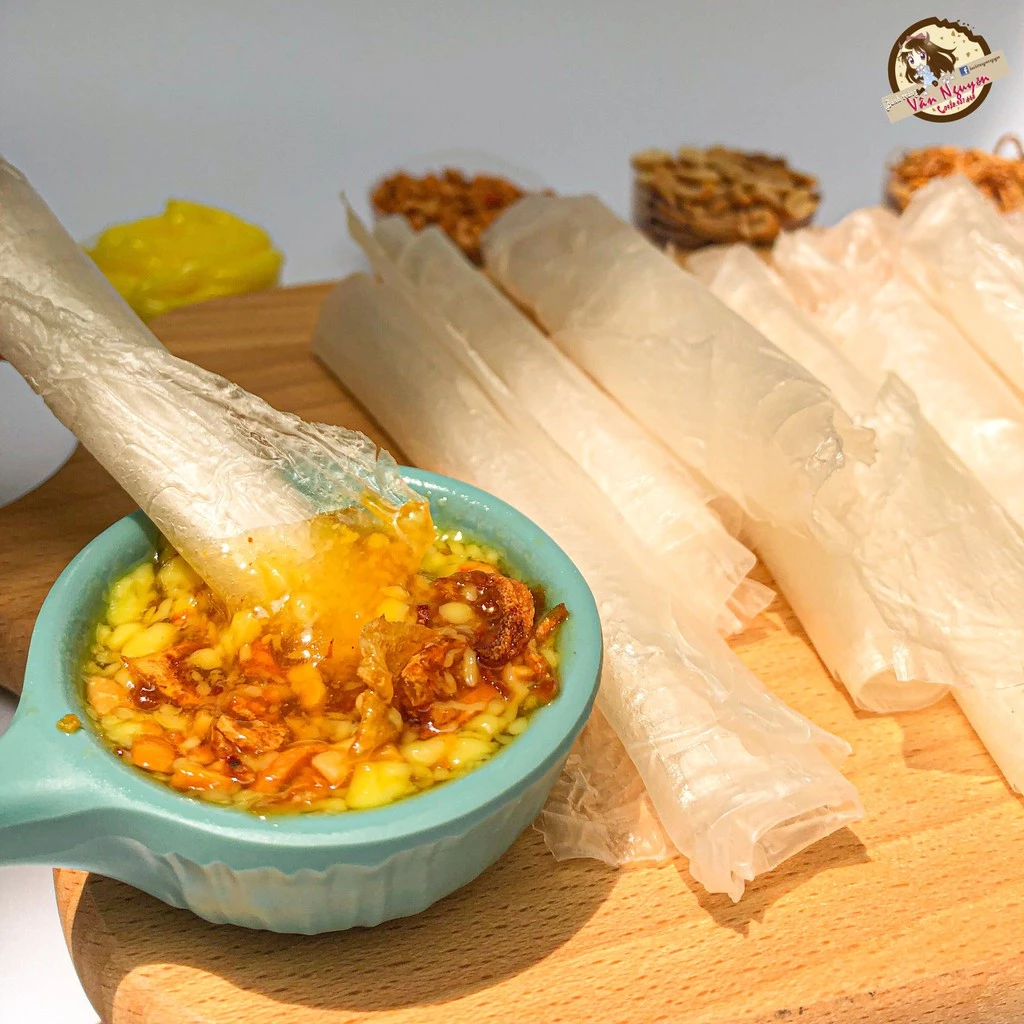 Làm sao để bánh tráng phơi sương không bị ỉu và chấm sốt me bơ đúng điệu?