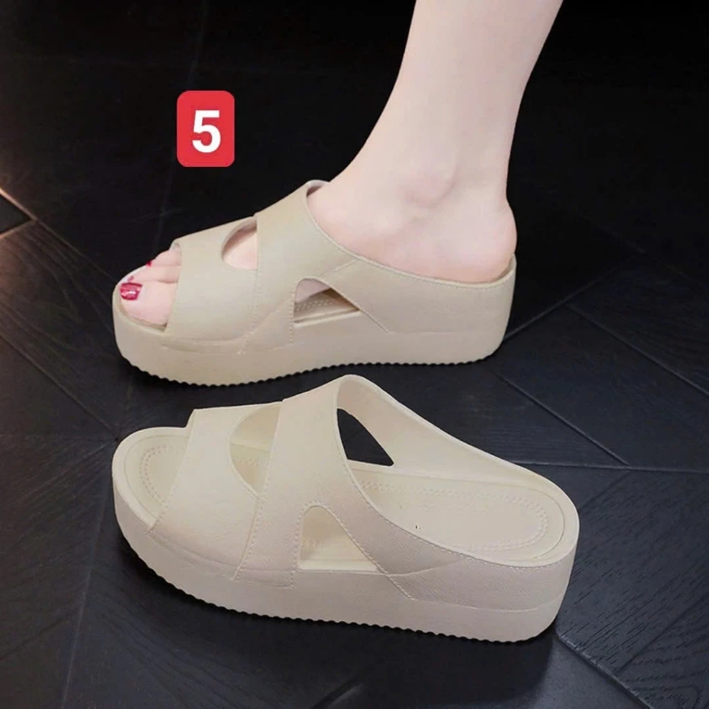 Dép Cao Gót Đi Mưa – Có Phải Lựa Chọn Tối Ưu Cho Mùa Mưa?