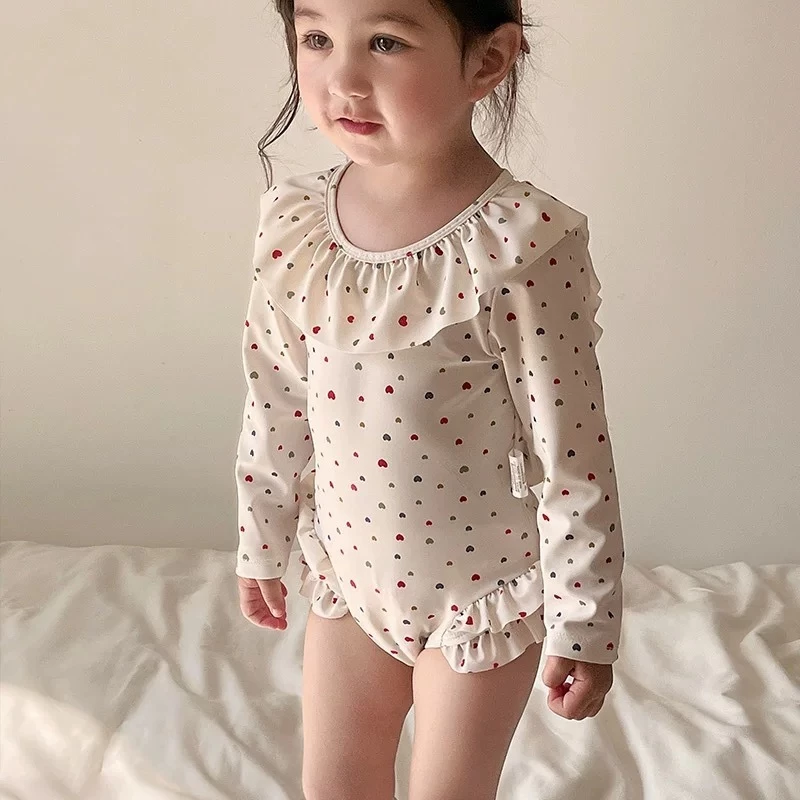 Mặc đồ bơi liền thân cho bé có thực sự bảo vệ được làn da khỏi tia UV?