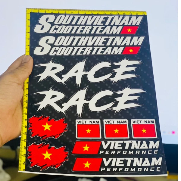 Tại sao tem dán xe máy lại trở thành phụ kiện không thể thiếu của người đi xe?