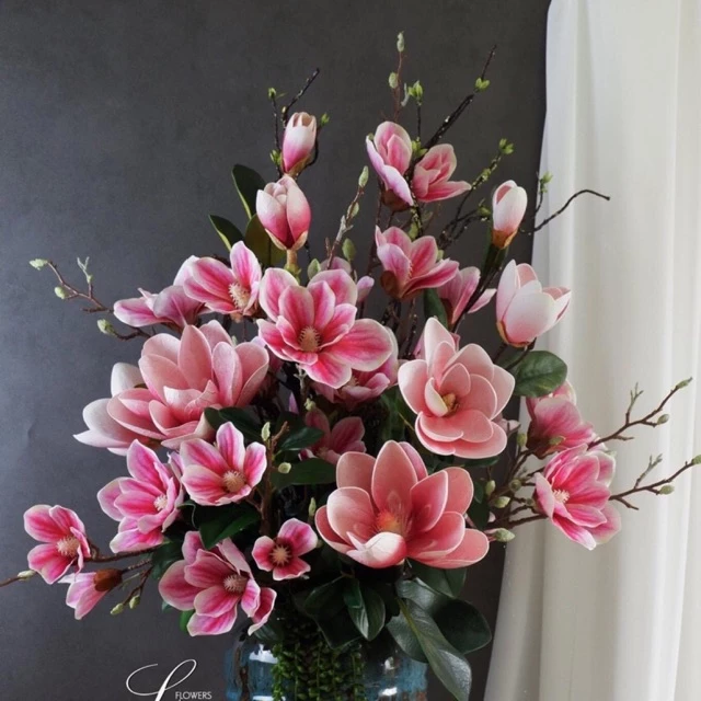 Làm thế nào để chọn cành hoa mộc lan cao su giả逼真的 để trang trí nhà cửa?