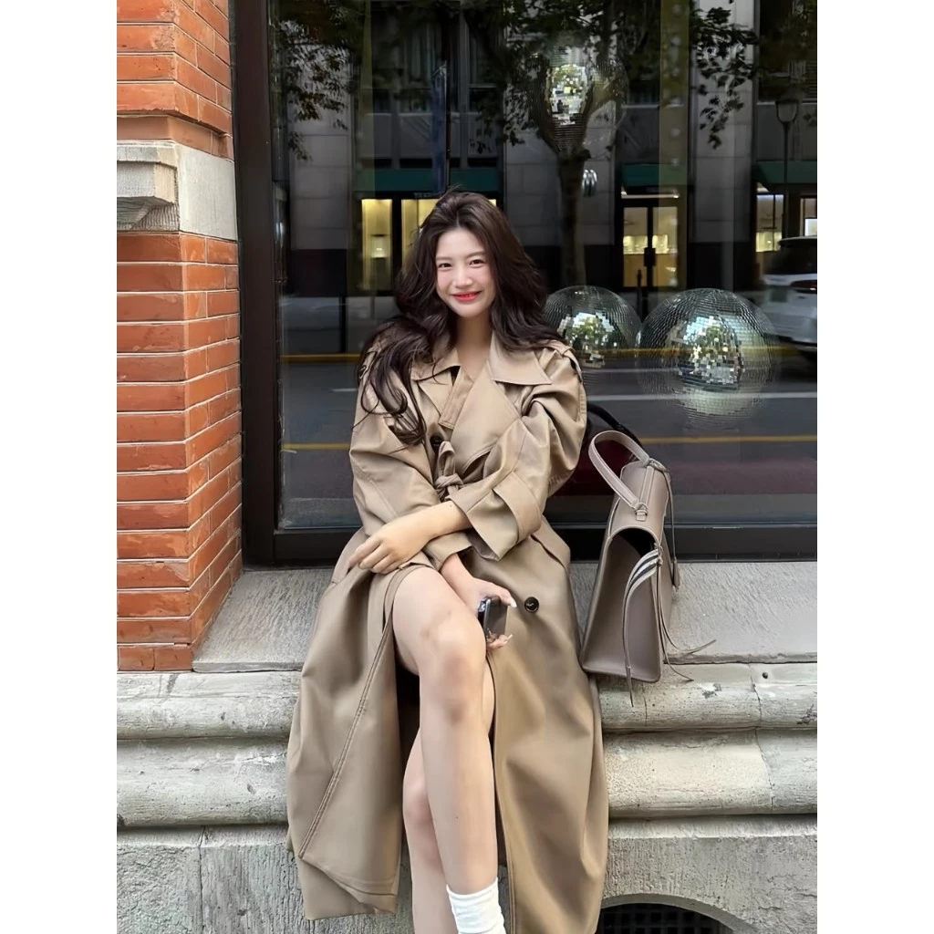 Tại Sao Áo Khoác Kaki Dáng Dài Lại Là Lựa Chọn Hoàn Hảo Cho Mùa Thu Đông ở Đà Lạt?