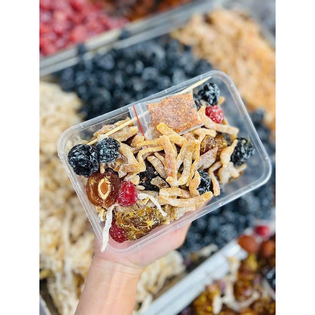 Tôi đã từng nghĩ ômai Hà Nội chỉ là món ăn vặt đơn điệu, nhưng đến khi thử mix vị thì tất cả đều thay đổi