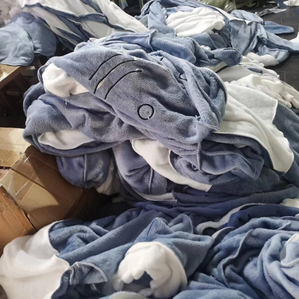 Tại sao chăn cá mập fleece lại là cứu cánh cho các chuyến cắm trại và đêm lạnh không ngủ?