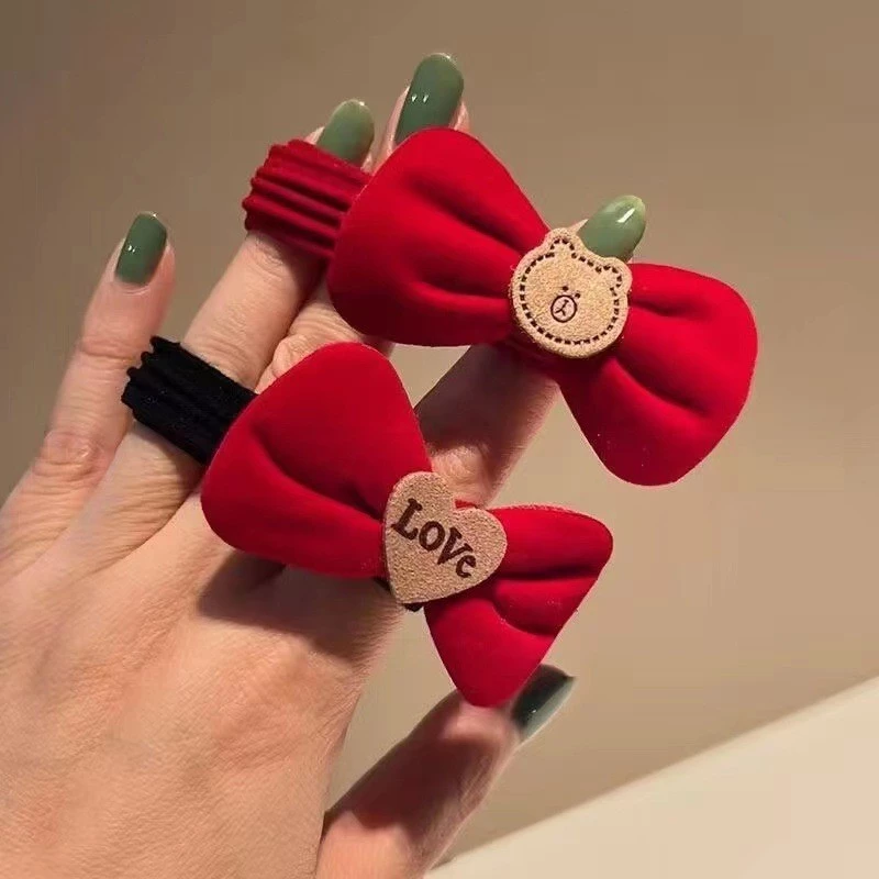 Làm thế nào để chọn vòng trang sức tóc màu đỏ phù hợp với phong cách Tết Nguyên Đán mà không gây hại cho tóc?