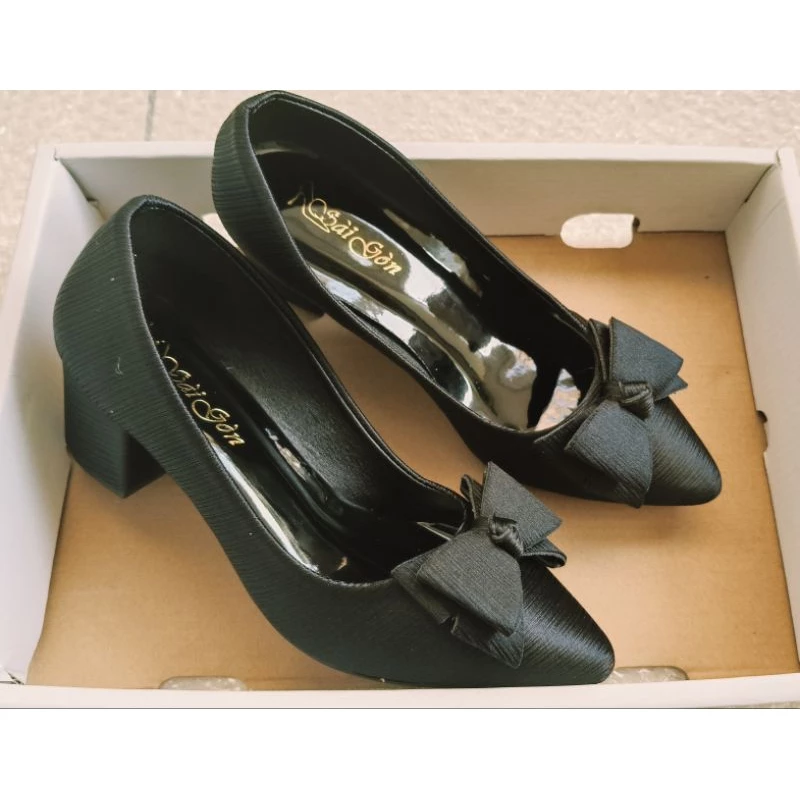 Tôi đã ngã lòng với đôi giày gót vuông 5p gắn nơ lụa vì tưởng nó không thoải mái, nhưng thực tế thì ngược lại