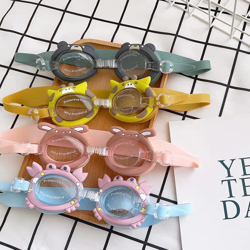 Làm thế nào để chọn kính bơi cho bé mà không bị gò bó và đảm bảo an toàn khi bé học bơi?