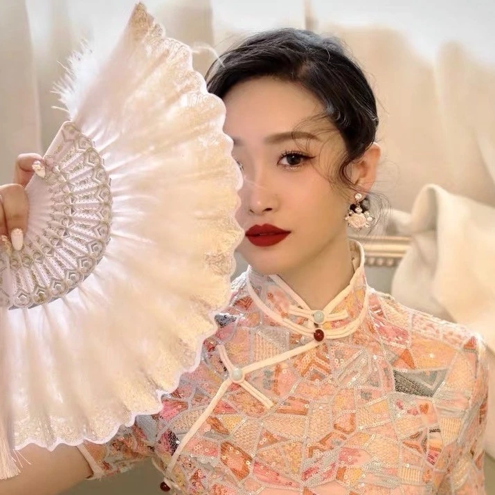 Làm thế nào để chọn quạt xếp cổ điển phù hợp cho bộ ảnh nữ tính của bạn?