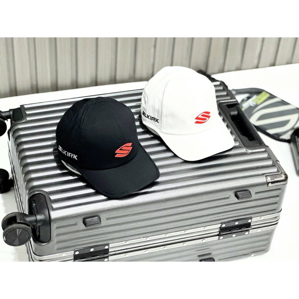 Làm thế nào để chọn nón kết phù hợp cho bé chơi pickleball mà không bị đội lên khi chạy nhảy?