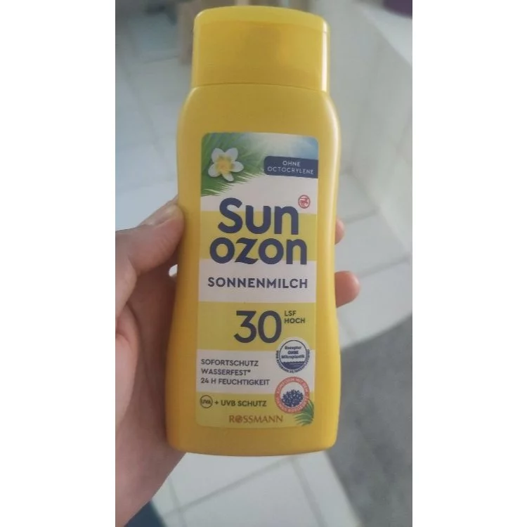 Kem chống nắng cho mặt có cần thiết cho người thường xuyên ở trong phòng?