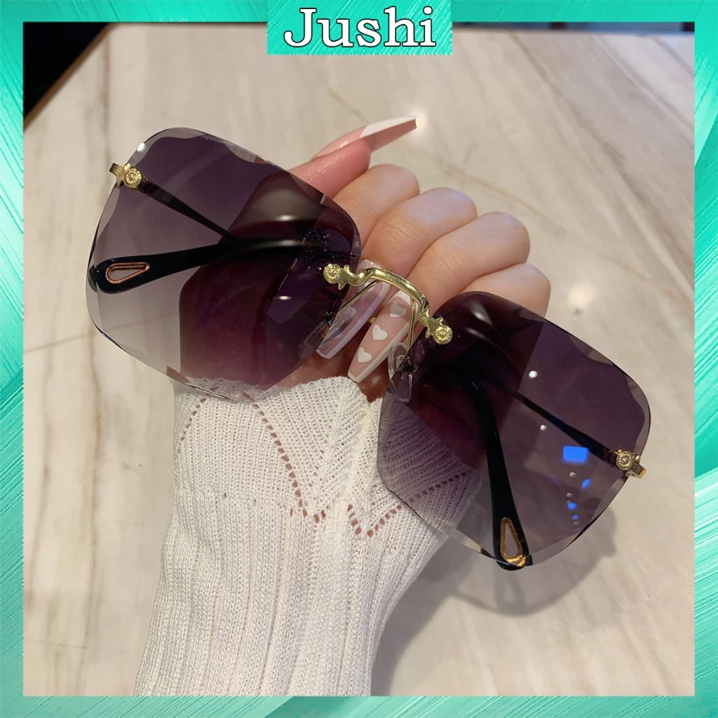 Lựa Chọn Kính Râm Nữ Gọng Vuông Đúng Cách: Làm Thế Nào Để Bảo Vệ Mắt Khi Đi Biển?