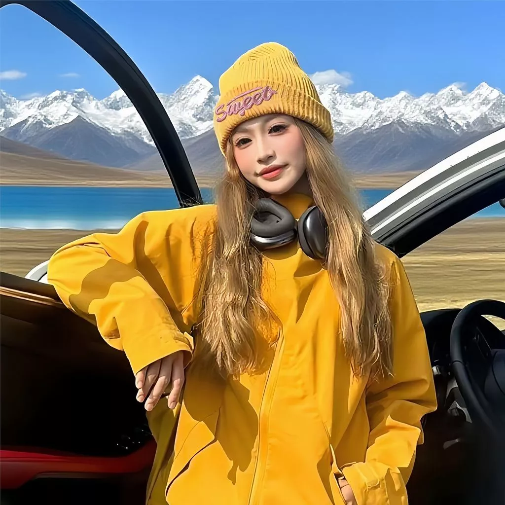 Mũ Dệt Kim Nữ – Lầm Tưởng Về Phong Cách và Sự Tiện Lợi Đi Du Lịch