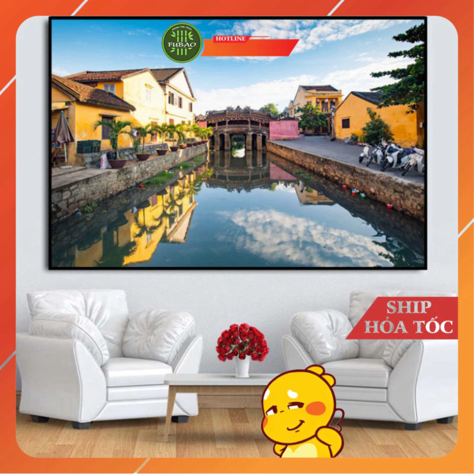 Làm thế nào để treo tranh cổ điển Hội An trong phòng khách mà không làm rối mắt?