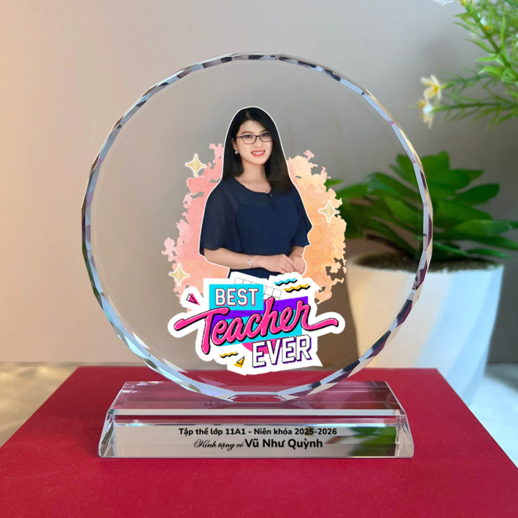 Làm thế nào để chọn cúp pha lê in hình ý nghĩa nhất khi muốn tặng quà cho thầy cô?