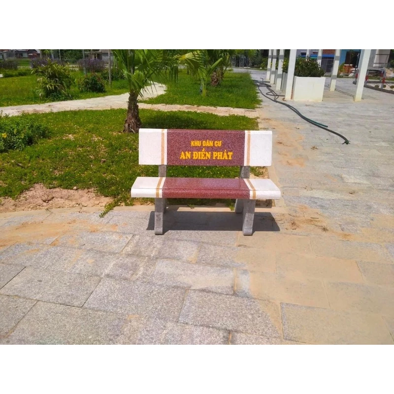 Ghế đá trắng đỏ – Lầm tưởng về độ bền khiến bạn bất ngờ