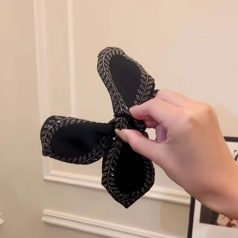 Liệu Kẹp Tóc Hình Cá Mập Có Thực Sự Sang Trọng Cho Nữ? Tôi Đã Thử Và Đây Là Điều Tôi Phát Hiện