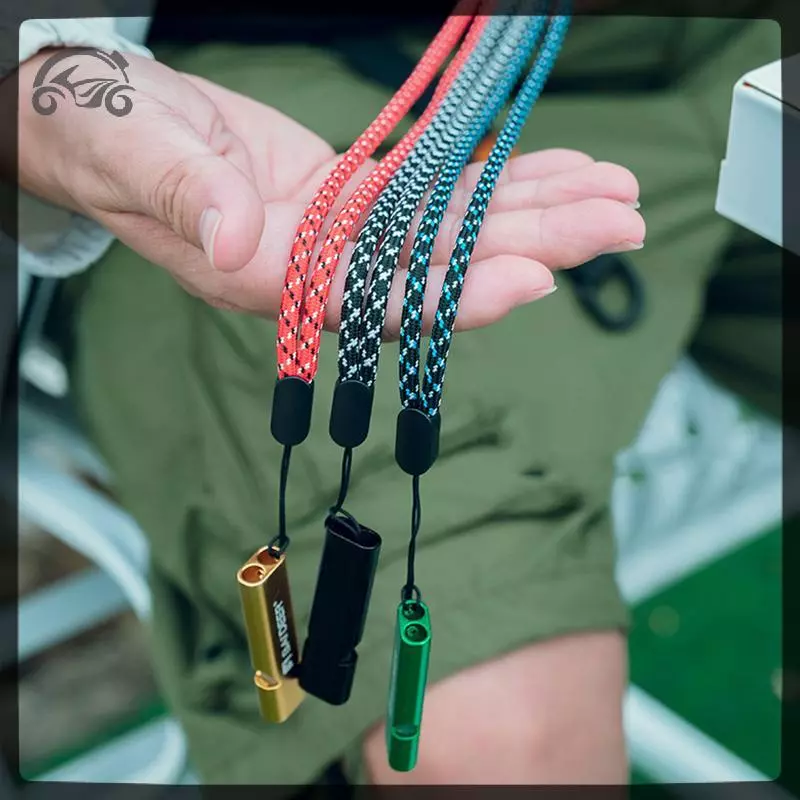 Móc khóa còi decibel cao có thực sự giúp bạn thoát khỏi tình huống nguy hiểm khi lạc trong rừng?