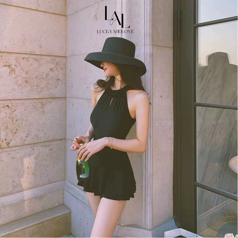 Mặc đồ bơi giả váy đi biển như thế nào để không bị hớ hênh?