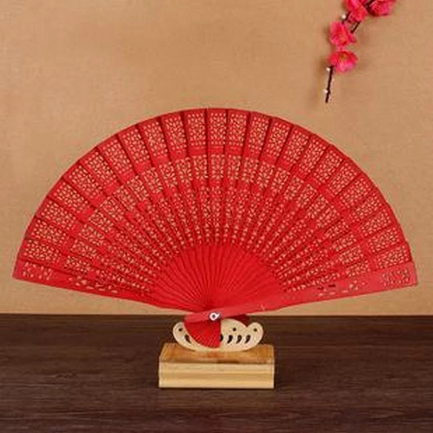 Vì sao quạt gỗ cổ trang lại trở thành “cứu cánh” trong những ngày hè nóng bức?