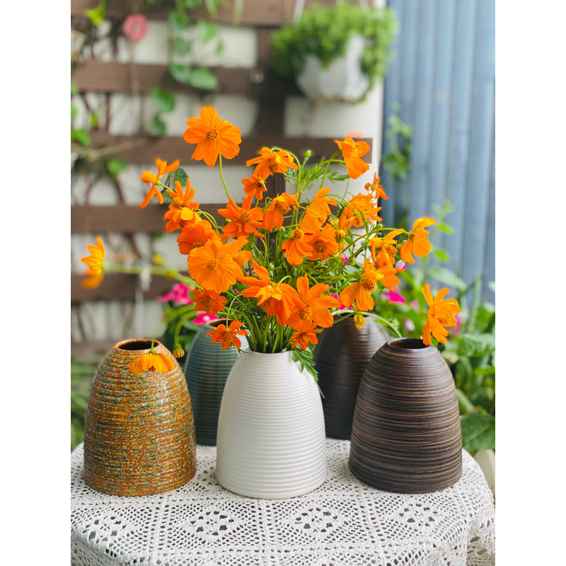 Làm thế nào để chọn bình hoa dáng chuông phù hợp với không gian phòng khách của bạn?