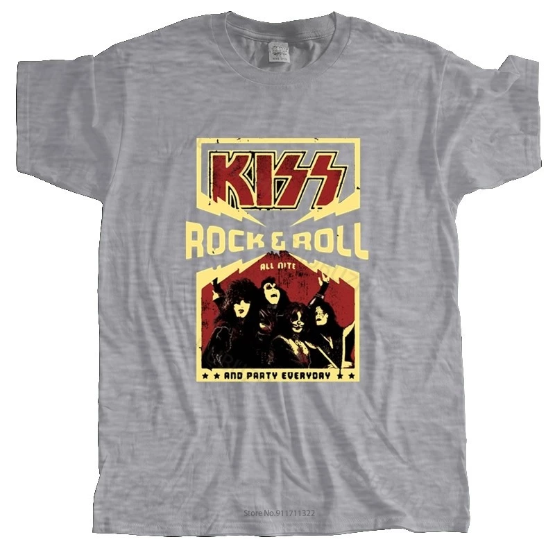 Mặc áo thun nam màu đen có thật sự phù hợp với mùa hè?