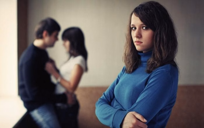 Chồng hai mặt: Khi ‘tốt’ thành vỏ bọc và cách phụ nữ thoát lừa dối