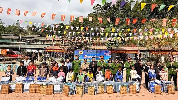 Lan tỏa yêu thương: Công an Thanh Hóa hỗ trợ học sinh khó khăn tại xã Mường Chanh