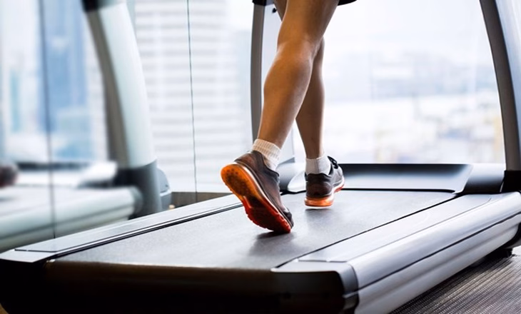 So sánh Đi bộ ngoài trời và trên máy chạy bộ: Lựa chọn tối ưu cho mục tiêu giảm cân
