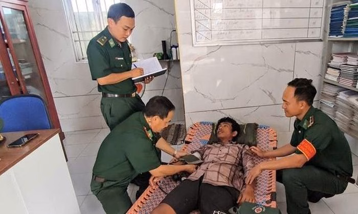 Cứu kịp thời 3 ngư dân sau tai nạn tàu cá KG-61960 ở Gành Hào