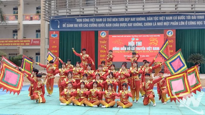Hội thi đồng diễn võ cổ truyền tại Trường THPT Chuyên Thái Nguyên chào mừng Đại hội 14