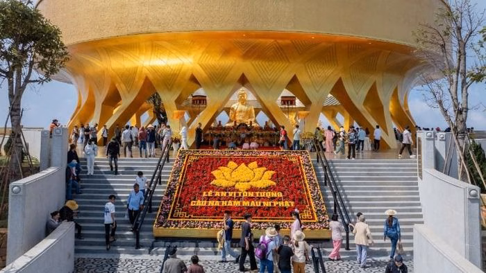 Bí ẩn sắc vàng rực rỡ của Tôn tượng Phật Câu Na Hàm Mâu Ni trên đỉnh núi Bà Đen