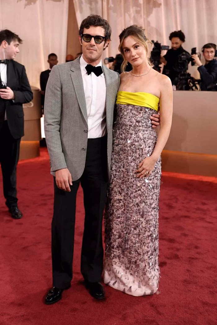 Adam Brody &ndash; &aacute;o kho&aacute;c họa tiết &ocirc; ca r&ocirc;