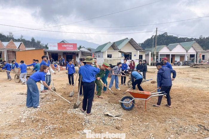 Đo&agrave;n vi&ecirc;n &aacute;o xanh tại x&atilde; A Vương