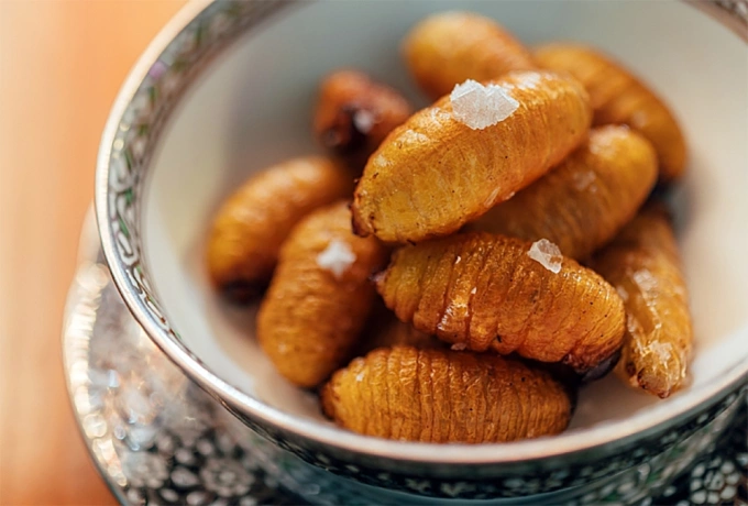 Ấu tr&ugrave;ng bọ c&aacute;nh cứng chi&ecirc;n gi&ograve;n &ndash; m&oacute;n snack protein cao