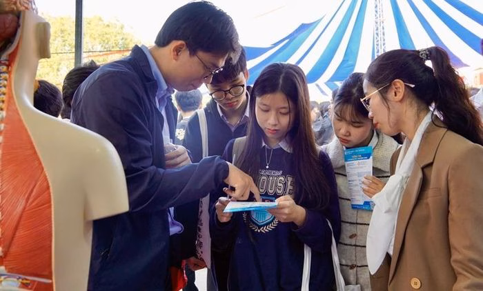 Ngày hội Tư vấn 2026: Trường Đại học Y‑Dược – Đại học Huế thu hút hàng nghìn học sinh THPT
