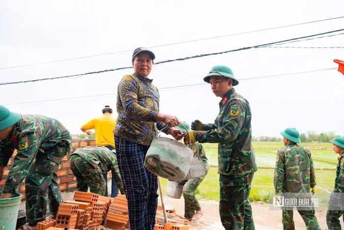 B&agrave; Huỳnh Thị Định đứng b&ecirc;n ng&ocirc;i nh&agrave; mới